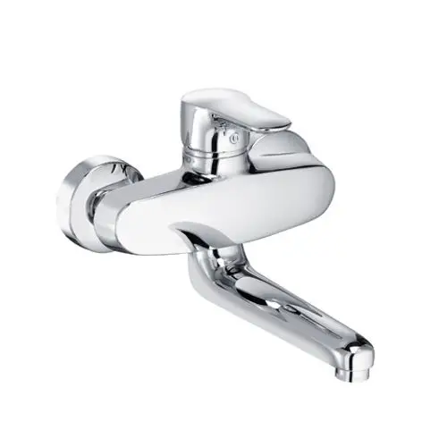 Wandmontierter Auslaufarm von Kludi mit glänzender Chrom-Oberfläche, designed für die Nutzung in Spülen, mit moderner Form und ergonomischem Hebel.